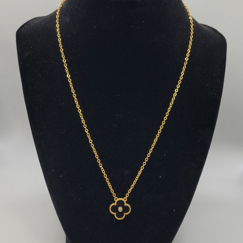 Chic Gold Floral Pendant Necklace